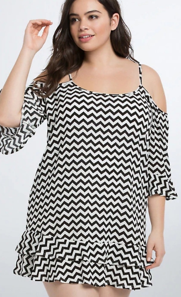 Torrid Size 2 Black and White Chevron Print Tunic